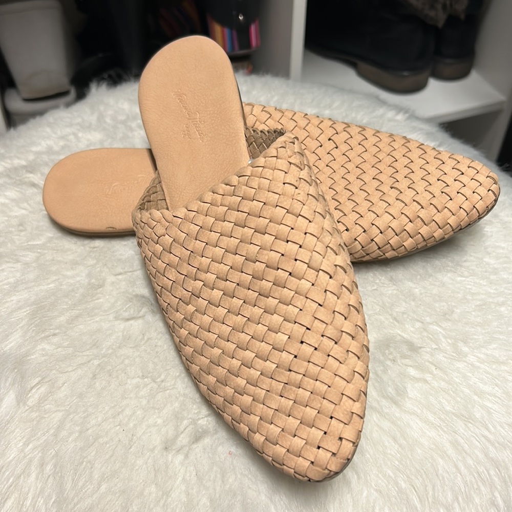 ⚜️ Women's Elora Mule Flats - Universal
Thread Blush 6.5